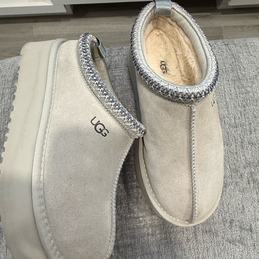 UGG Women’s Tazz II Sand Slip-On platform Shoes with Blue Stitching , like new!